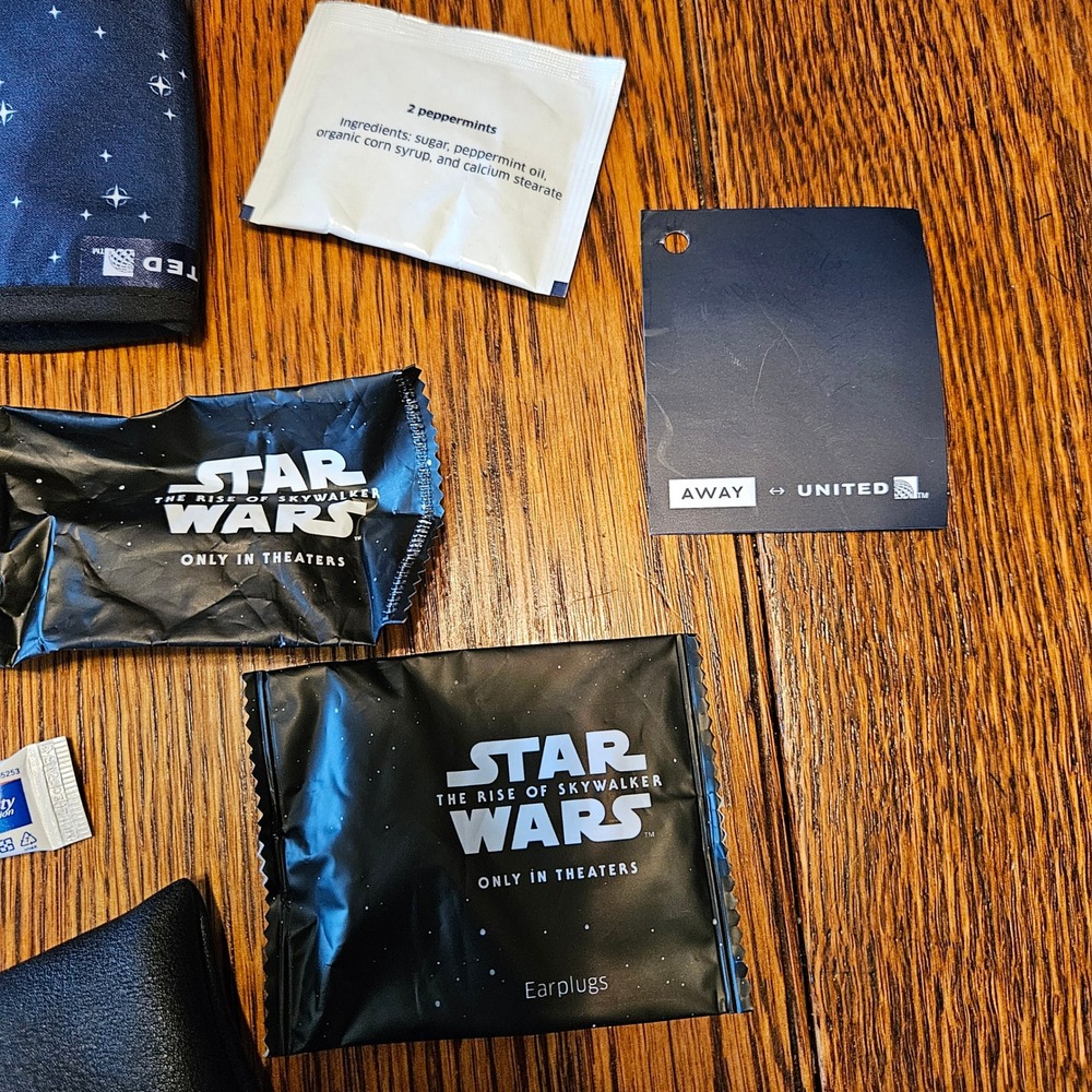 United Airlines Star Wars The Rise of Skywalker Away Amenity Kit Travel Set - Picture 8 of 9